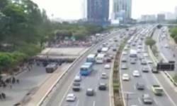 Video Pelajar Menggelar Aksi Pelemparan Batu di Depan Polda Metro Jaya saat Unjuk Rasa