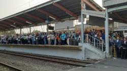 Imbas KRL Bogor-Jakarta Tabrak Minibus di Depok, Pagi Ini Penumpang Menumpuk di Stasiun
