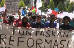 Demo Mahasiswa di DPRD Yogyakarta Sempat Ricuh saat Lakukan Sweeping ke dalam Gedung