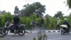 Detik-Detik Pemotor Wanita Terjatuh Dijambret 2 Pria di Sumsel