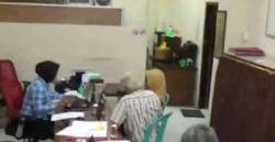 Video Polisi Gerebek Istri Selingkuh dengan Dokter di Mojokerto