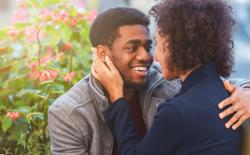 5 Tanda si Dia Tertarik dengan Anda, Perhatikan Saja Bahasa Tubuhnya