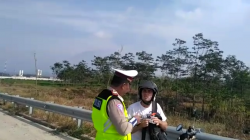 Naik Motor Menuju Taman Safari, Turis Prancis Tersasar ke Jalan Tol Pandaan-Malang