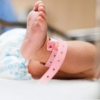 Bayi Malang Ditemukan dalam Goodie Bag di Pinggir Jalan