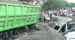 Detik-Detik Evakuasi Korban Truk Pasir Timpa Mobil di Demak, 2 Orang Terluka