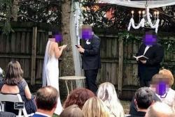 Duh, Pasangan Pengantin Diejek karena Update Status Facebook saat Upacara Pernikahan