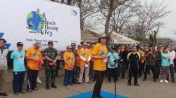 Sri Mulyani Bersihkan Sampah di Pantai Banten dalam Peringatan Hari Oeang ke-73