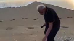 PM India Modi Punguti Sampah di Pantai saat Terima Kunjungan Presiden China   