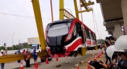 Video Detik-Detik Pengangkatan Trainset LRT Jabodebek ke Lintasan Rel