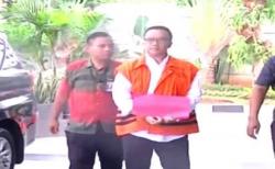 Video Imam Nahrawi Kenakan Rompi Oranye dan Kedua Tangan Diborgol