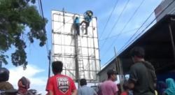 Video Pekerja Pemasang Reklame Nyaris Tewas Tersengat Listrik di Polewali
