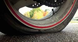 Kendaraan Bocor di Perjalanan, Lem Besi Bisa Tambal Ban Tubeless