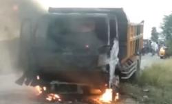 Detik-Detik Truk Dibakar Massa Tabrak Pengendara Motor hingga Tewas di Serang