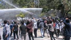Demo Mahasiswa di Polda Sultra Ricuh, Polisi Tembakkan Gas Air Mata