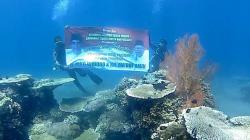 Nelayan Banyuwangi Bentangkan Spanduk Ucapan Selamat Atas Pelantikan Presiden di Dasar Laut