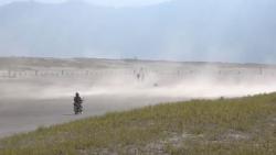 Angin Kencang Ciptakan Badai Pasir di Gunung Bromo, Wisatawan Diminta Pakai Masker