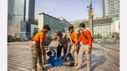 Aktivis Greenpeace Diamankan saat Pasang Spanduk di Monumen Selamat Datang