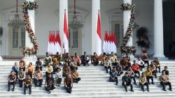 Duduk di Tangga Istana, Presiden Jokowi Umumkan Kabinet Indonesia Maju