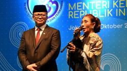 Dihadiahi Karikatur dan Puisi saat Sertijab, Susi Pudjiastuti Teteskan Air Mata