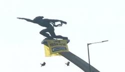 Video Evakuasi Aktivis Greenpeace Pasang Spanduk di Patung Pancoran
