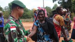 Senyum Humanis Personel Satgas Yonif 411 Kostrad Sambut Pelintas Batas Warga PNG