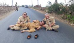 Viral Bupati Banjarnegara Pose Tiduran di Tengah Jalan, Begini Reaksi Warganet