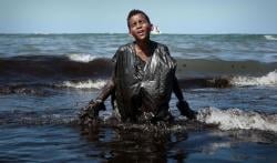 Foto Bocah Brasil Berenang di Pantai yang Penuh Tumpahan Minyak Jadi Viral