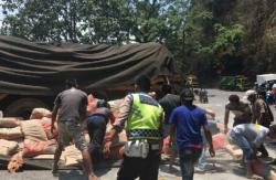 Truk Semen Oleng Tabrak Pedagang Asongan di Sumedang, Dua Orang Tewas