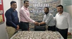 Pria di India Beli Motor Seharga Rp16 Jutaan Pakai Uang Koin