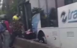 Video Viral Pengendara Motor Marah Terjepit Bus Transjakarta di Jalur Busway