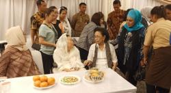 Profesor HAR Tilaar Meninggal, Martha Tilar Menangis saat Menyalami Sinta Nuriyah di Rumah Duka