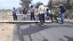 Penertiban Tambak Udang di Kulonprogo, Warga Blokir Jalan dengan Bakar Ban dan Batang Pohon