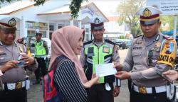 Operasi Zebra Candi 2019, Pengendara Tertib di Pemalang Dapat Tiket Film Gratis dari Polisi