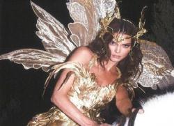 Potret Kendall Jenner dan Naomi Campbell Pakai Karya Rinaldy Yunardi di Acara Halloween