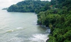 Keseruan Menjelajahi Pantai Air Manis, Unik Bisa Lihat Batu Legenda Malin Kundang