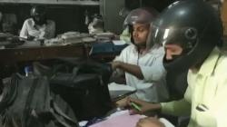 Viral Pegawai Negeri di India Pakai Helm saat Kerja di Kantor, Ternyata Ini Alasannya