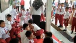 Video Amatir Puluhan Siswa SD di Musi Banyuasin Terbaring Lemas Keracunan Bau Busuk
