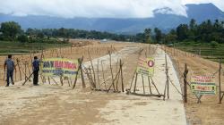 Tuntut Ganti Rugi, Warga Aceh Besar Blokir Jalan Proyek Tol Trans Sumatera