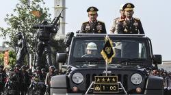 Tito Karnavian Serahkan Panji Tribrata Kapolri ke Idham Azis