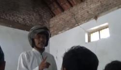 Video Viral Guru Mengajar Pakai Helm Takut Tertimpa Atap Sekolah di Jombang