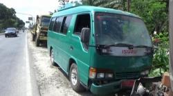 Mobil Dinas Pemkab Asahan Tabrak 3 Warung di Jalinsum Batubara, 1 Orang Terluka