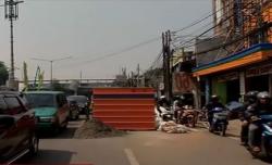Video Galian Kabel di Tengah Jalan Otista Jaktim Membuat Lalu Lintas Semrawut