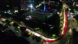 Peringati Hari Pahlawan, Ribuan Warga di Surabaya Angkat Bendera Sepanjang 500 Meter
