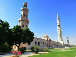 Begini Keindahan Masjid Agung Sultan Qaboos di Muscat Oman
