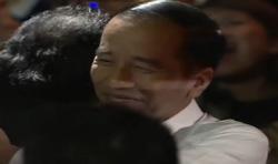 Detik-Detik Jokowi Peluk Erat Surya Paloh di HUT Ke-8 Partai NasDem
