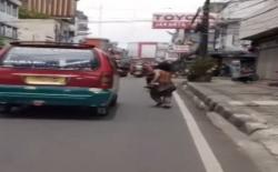 Video Viral Pria Gangguan Jiwa Bantu Ambulans Terjebak Macet di Bandung
