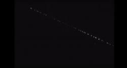 UFO atau Deretan Satelit? Cahaya Misterius di Langit Malam Kejutkan Warga Hawaii