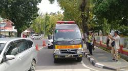 Dikawal Petugas, Ambulans Bawa Jenazah 2 Terduga Teroris Tiba di RS Bhayangkara Medan