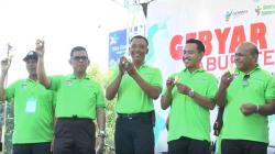 Kampanyekan Hidup Sehat, Ribuan Warga Ikut Aksi Makan Pisang Massal di Alun-Alun Kendal