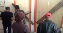 Kecewa dengan Kinerja Plt Kades, Warga Jeneponto Segel Kantor Kepala Desa